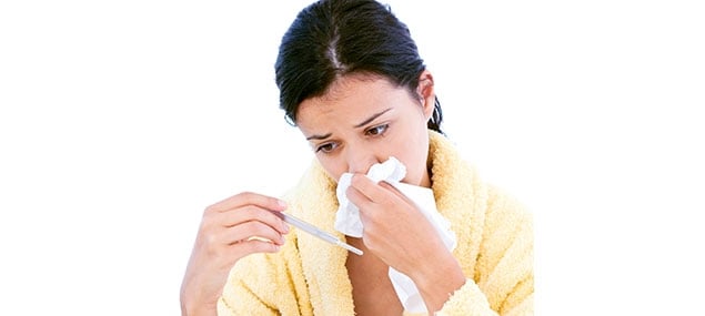 Kvinna med symptom på allergi eller förkylning
